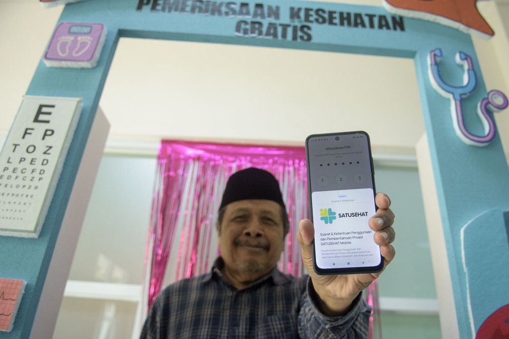 Warga menunjukkan aplikasi Satu Sehat Mobile untuk pemeriksaan kesehatan gratis di UPTD Puskesmas Puter, Bandung, Jawa Barat, Senin (10/2/2025).ANTARA FOTO/Novrian Arbi/tom. Pemeriksaan kesehatan gratis di Bandung