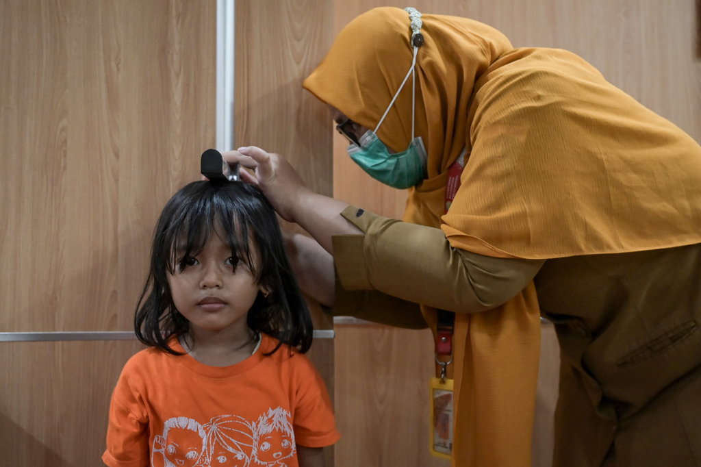 Petugas puskesmas pengecakan tinggi badan peserta Pemeriksaan Kesehatan Gratis (PKG) di Puskesmas Pulo Gadung, Jakarta, Senin (10/2/2025). ANTARA FOTO/Fauzan/YU Pemeriksaan Kesehatan Gratis di Jakarta