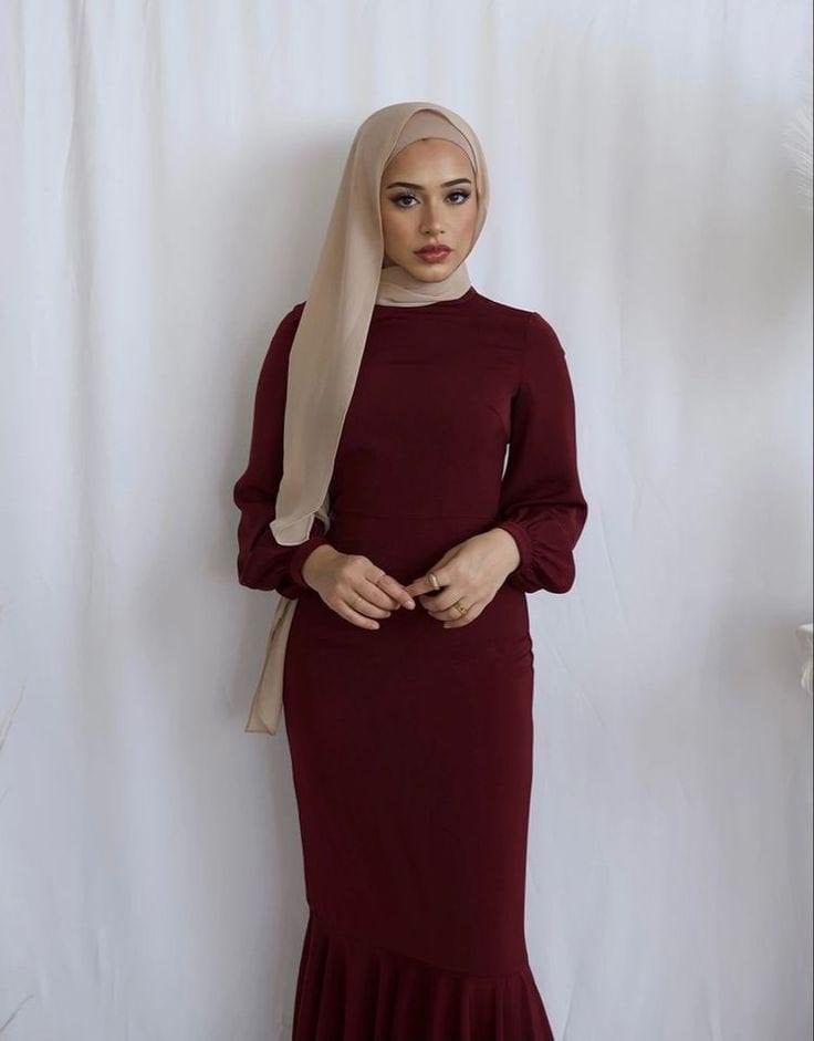  Warna khaki dan maroon