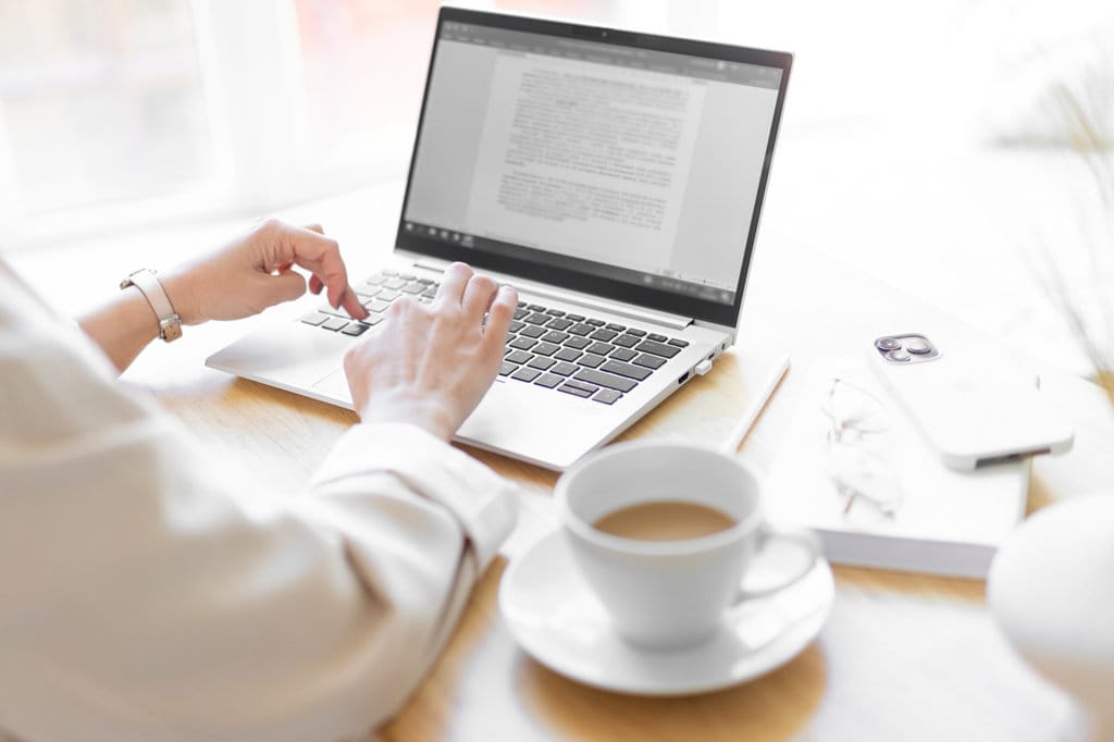 Ilustrasi mereview jurnal. FOTO/iStockphoto Menulis Mengetik Microsoft Word