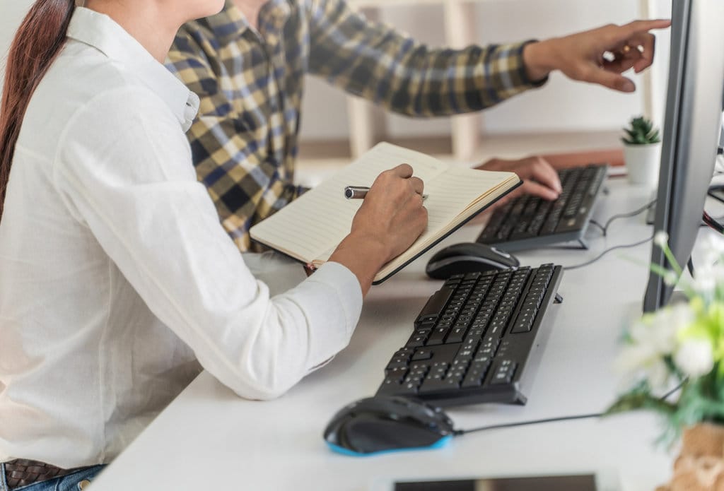 Ilustrasi mereview jurnal. FOTO/iStockphoto Menulis Mengetik Microsoft Word