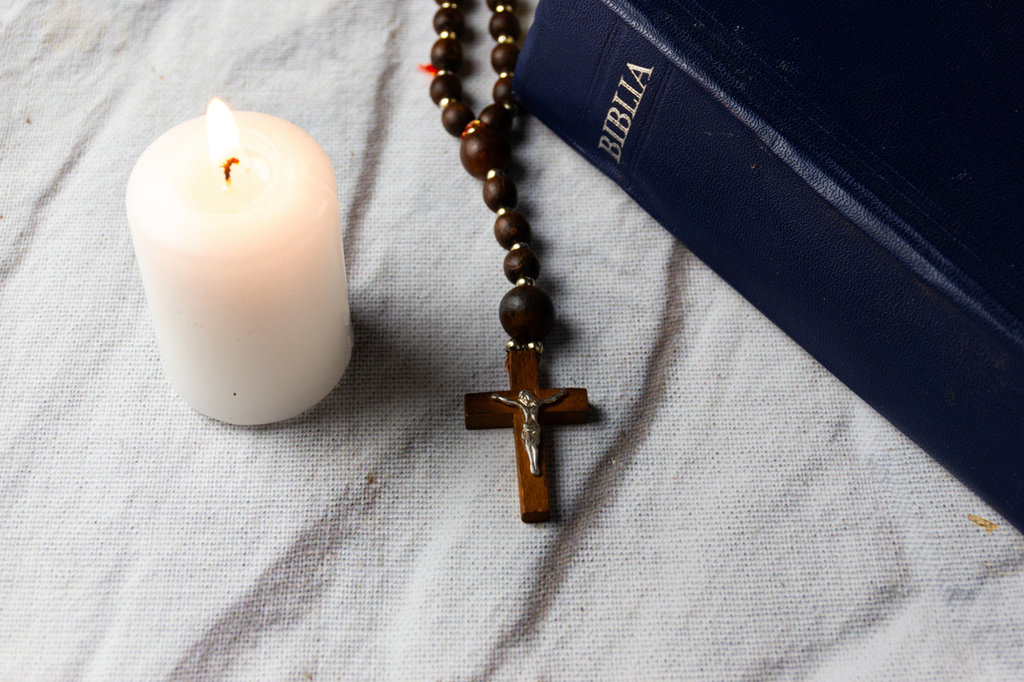 Holy bible dan rosario. FOTO/iStockphoto Doa Rosario Pembebasan