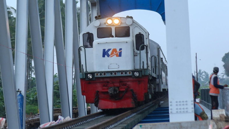 Kereta api melintasi jembatan BH 275 Temuguruh yang baru di bangun di Banyuwangi, Jawa Timur, Sabtu (15/2/2025). ANTARA FOTO/Budi Candra Setya/nym. Penggantian jembatan KA berusia 121 tahun