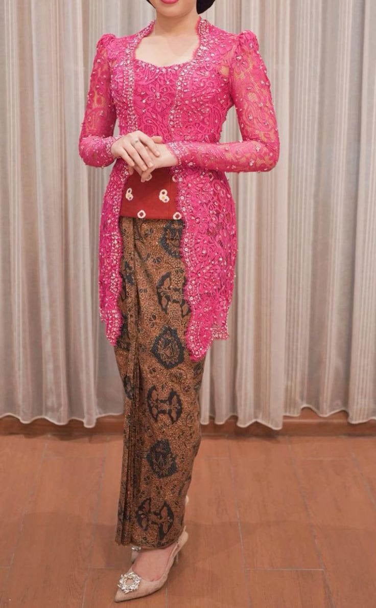 Kebaya magenta atau fuschia