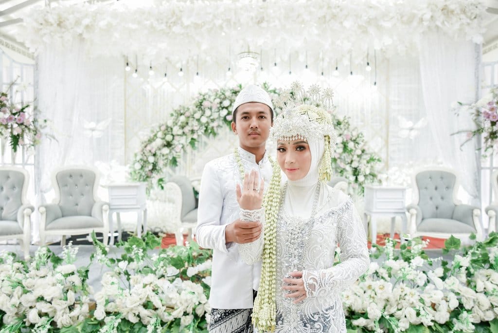 Ilustrasi pasangan suami istri muslim menikah