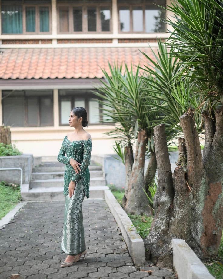  Kebaya hijau botol