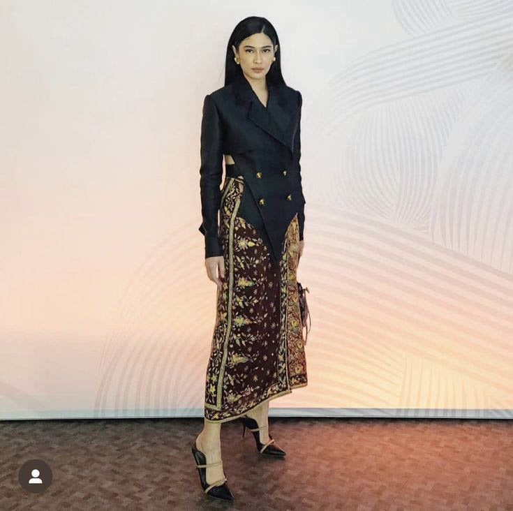 Kebaya hitam