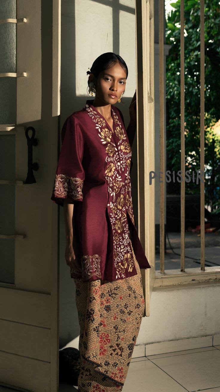 Kebaya Maroon atau burgundy