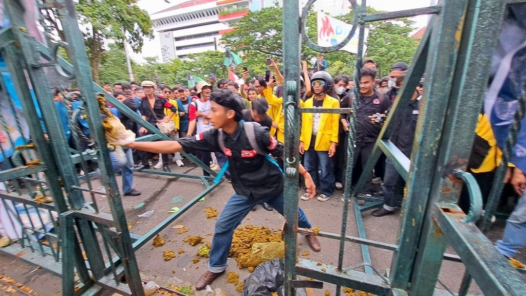 demo tolak pemangkasan anggara