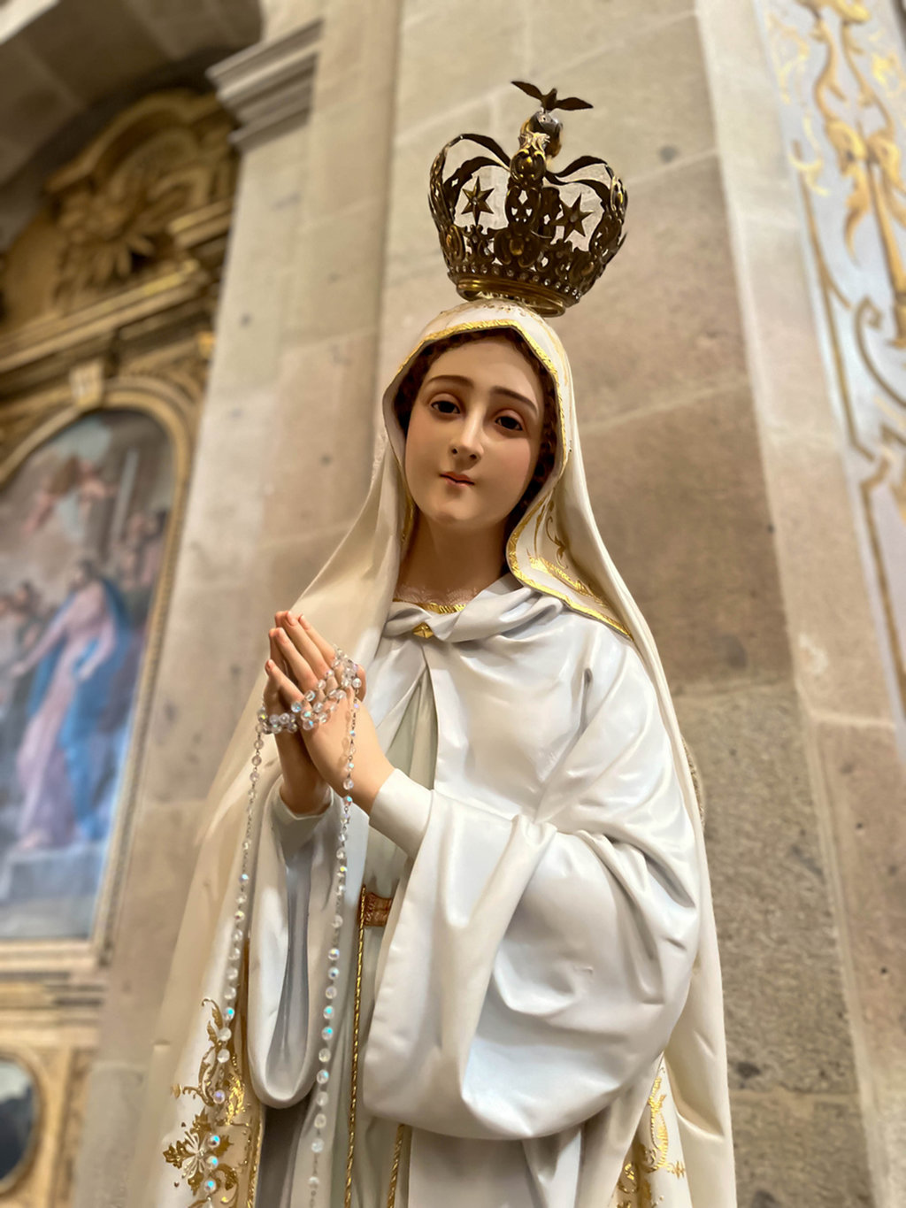 Gambar Bunda Maria dari Fátima dengan Mahkota dan tangan terlipat dalam doa di Basilika Santuario do Sameiro di Bom Jesus do Monte, Braga, Portugal. FOTO/iStockphoto Doa Fatima Katolik