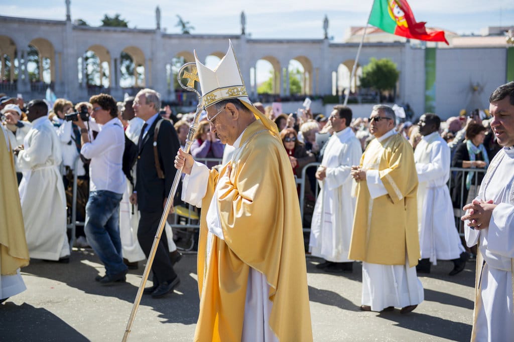 Sekelompok Imam di Sanctuary of Fatima selama perayaan penampakan Perawan Maria di Fatima, Portugal. FOTO/iStockphoto Doa Fatima Katolik