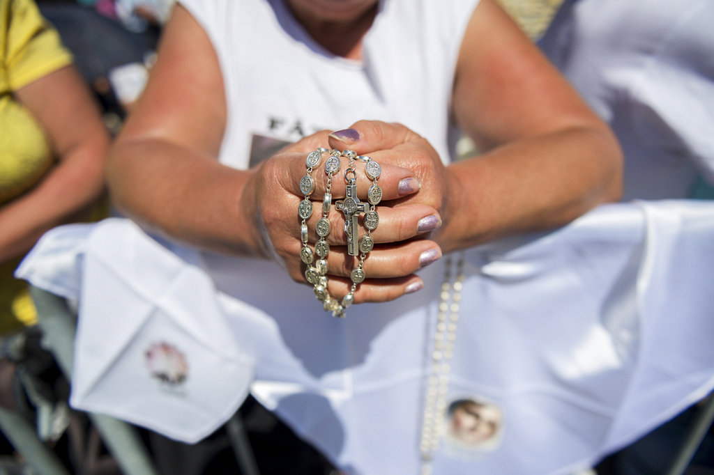 Umat Katolik berdoa Rosario. FOTO/iStockphoto Doa Fatima Katolik