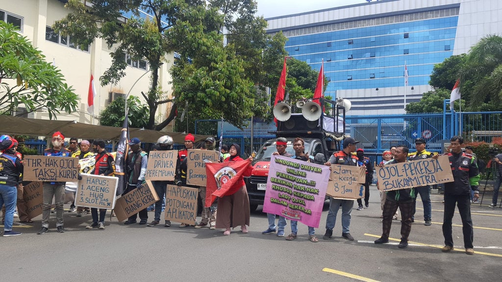 Unjuk rasa ojek daring tuntut pemberian THR