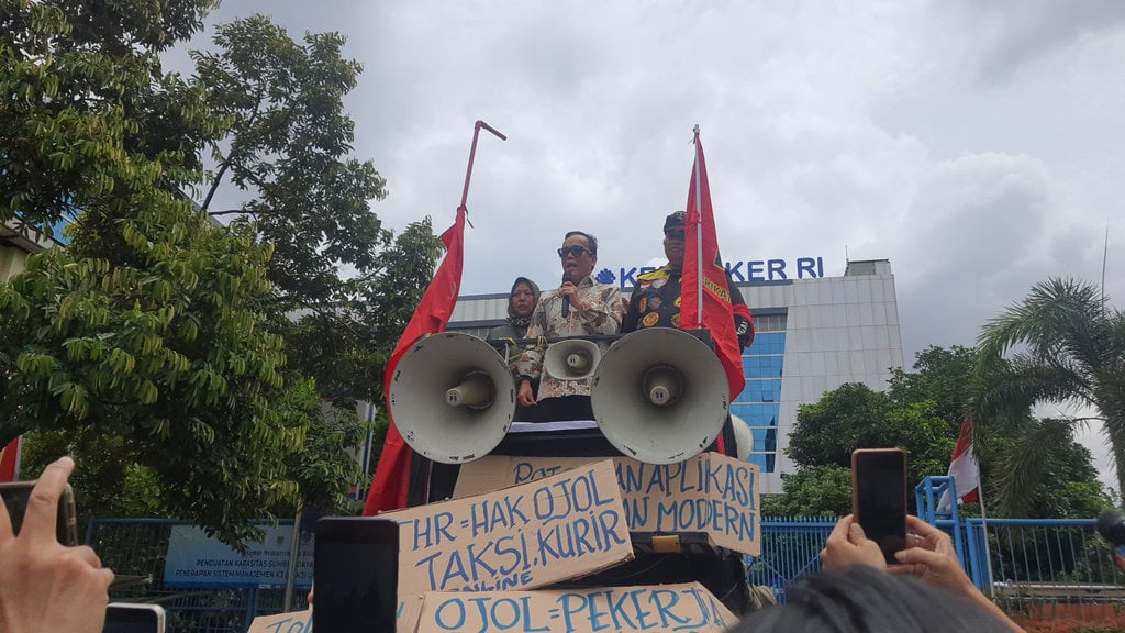 Unjuk rasa ojek daring tuntut pemberian THR