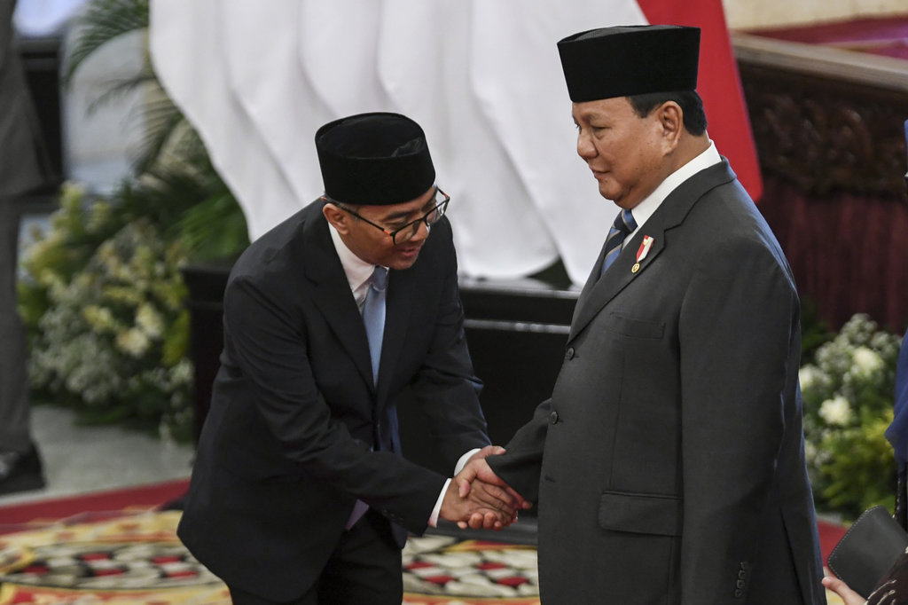 Presiden Prabowo Subianto (kanan) berjabat tangan dengan Menteri Pendidikan Tinggi, Sains, dan Teknologi (Mendikstisaintek) Brian Yuliarto (kiri) usai dilantik di Istana Negara, Jakarta, Rabu (19/2/2025). ANTARA FOTO/Hafidz Mubarak A/Spt. Brian Yuliarto menjadi Mendikstisaintek