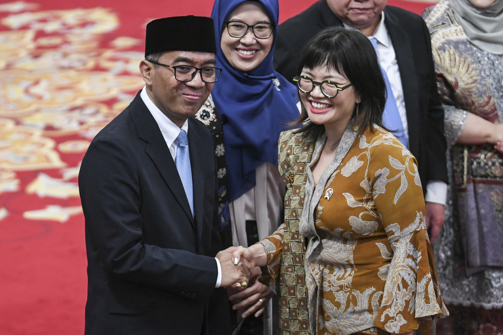 Menteri Pendidikan Tinggi, Sains, dan Teknologi (Mendikstisaintek) Brian Yuliarto (kiri) menerima ucapan selamat dari Wamendikstisaintek Stella Christie (kanan) usai dilantik oleh Presiden Prabowo Subianto di Istana Negara, Jakarta, Rabu (19/2/2025). ANTARA FOTO/Hafidz Mubarak A/Spt. Brian Yuliarto menjadi Mendikstisaintek