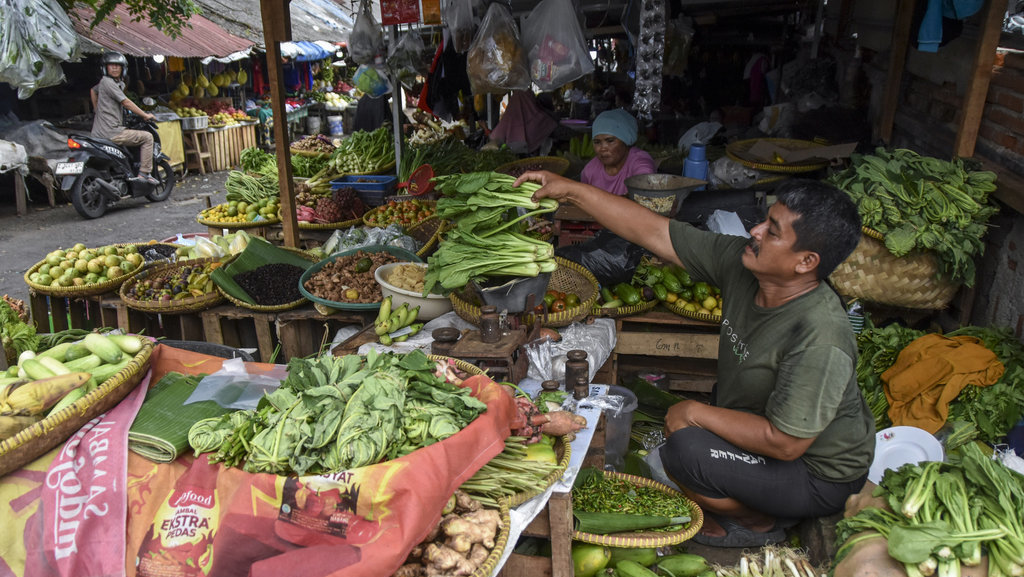 Pedagang menimbang sawi di Pasar Subuh, Kabupaten Ciamis, Jawa Barat, Jumat (21/2/2025). ANTARA FOTO/Adeng Bustomi/nym. Harga sejumlah kebutuhan pokok jelang Ramadhan naik