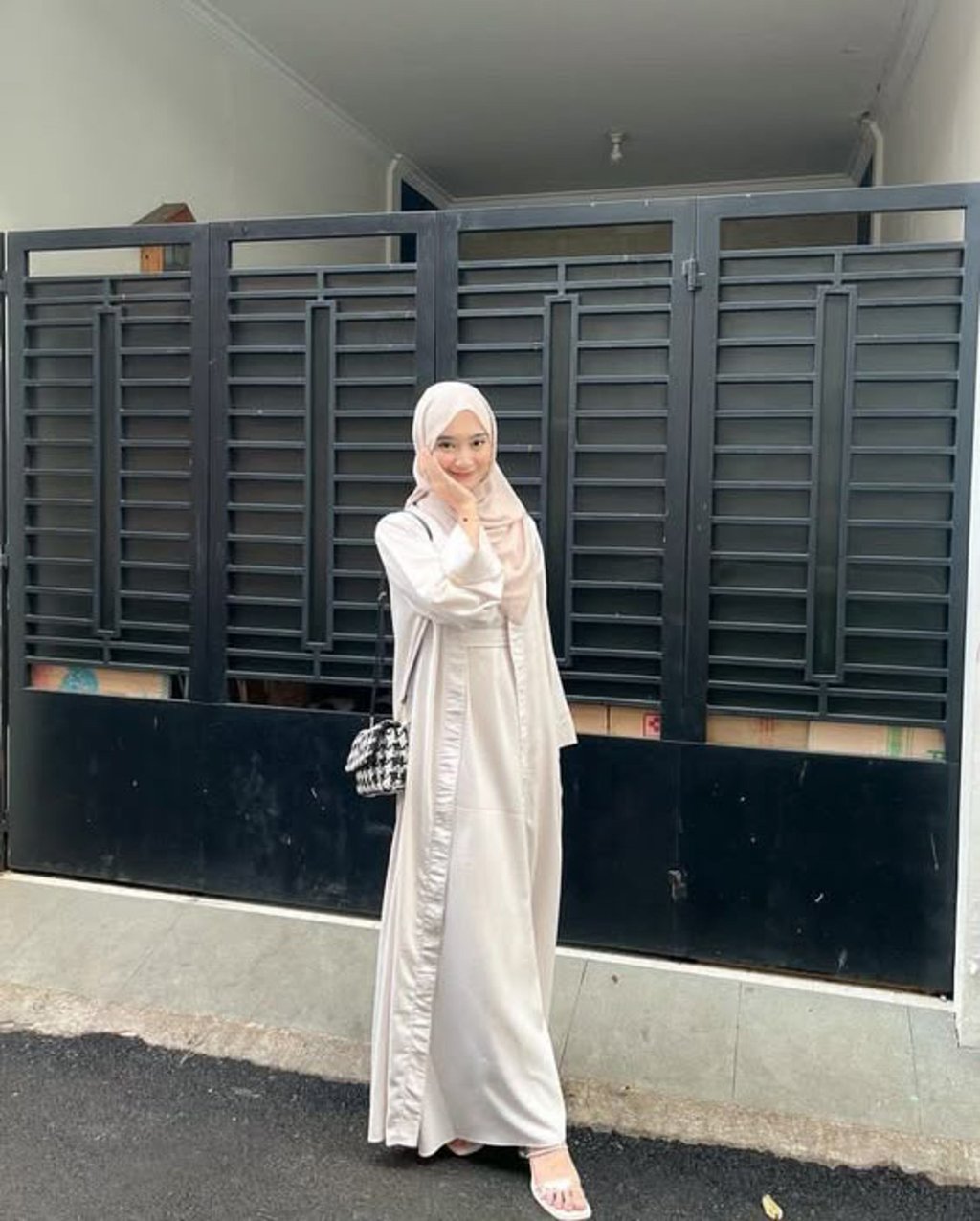 Dress Putih dan Kerudung Nude 