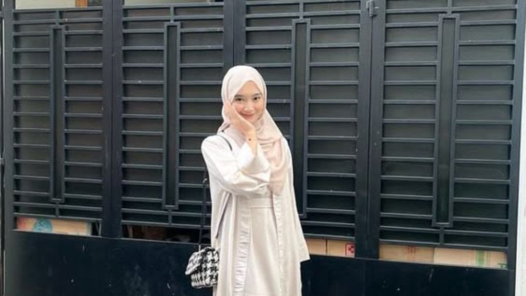 Dress Putih dan Kerudung Nude 