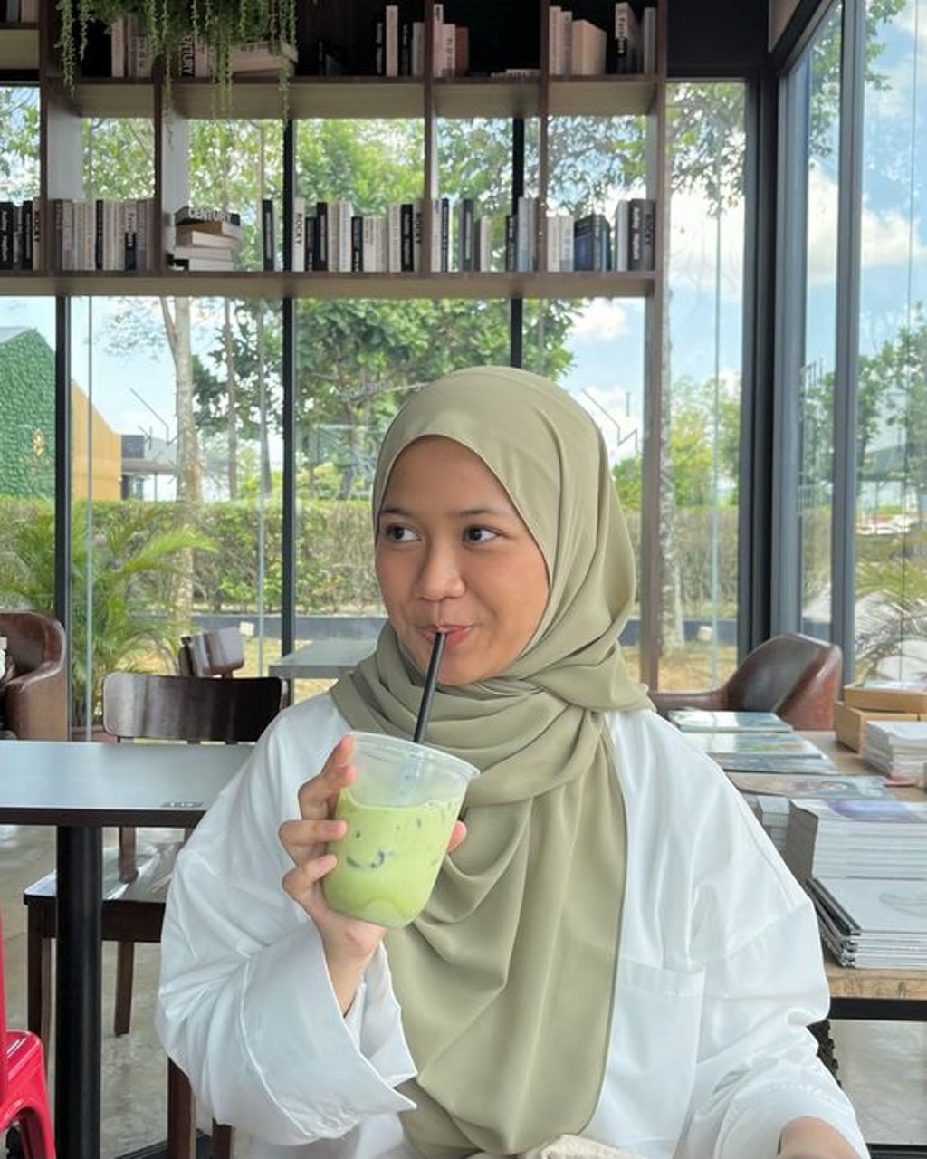 Outfit Putih dan Kerudung Seafoam Green