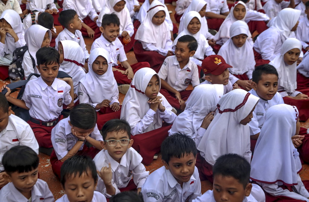 Sejumlah siswa mengikuti apel pagi di SD Negeri 1 Kota Ternate, Maluku Utara, Selasa (25/2/2025). ANTARA FOTO/Andri Saputra/YU Libur sekolah awal Ramadhan 2025