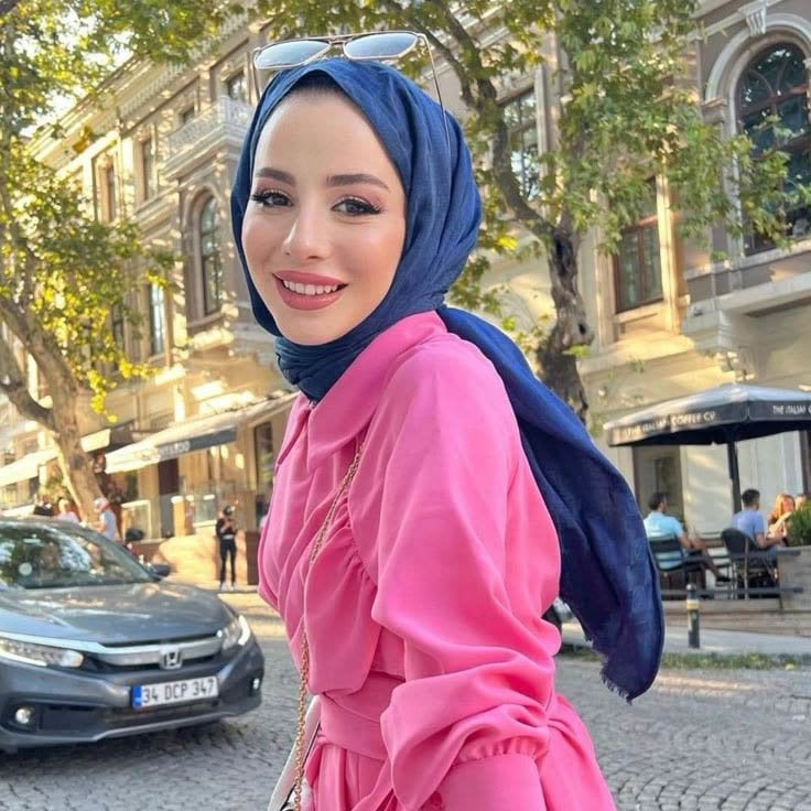 Baju magenta jilbab biru