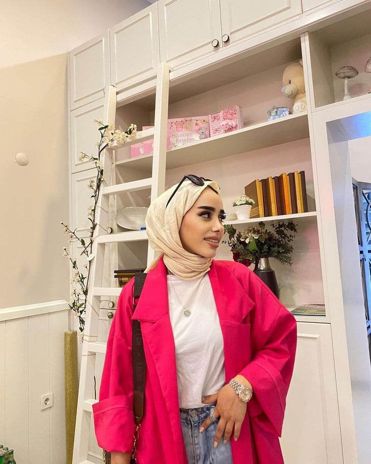  Baju magenta-jilbab krem