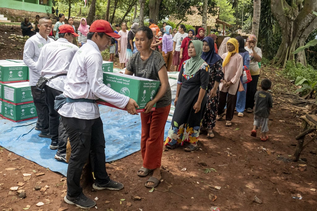 Penyaluran bantuan paket pangan Ramadhan di Jawa Barat