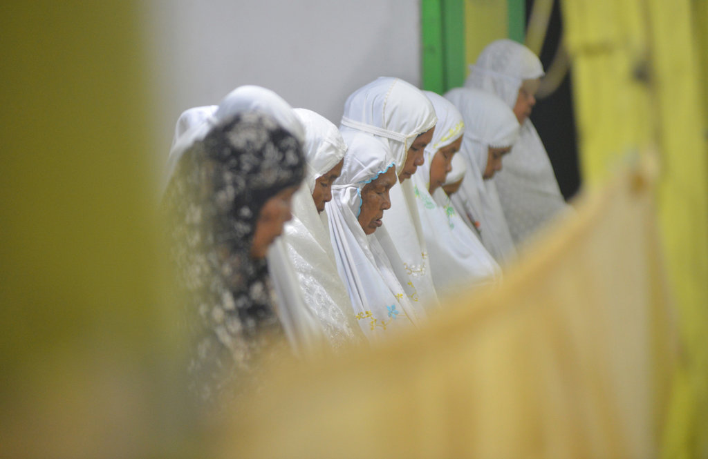 Jamaah tarekat Naqsabandiyah melaksanakan shalat tarawih pertama di Surau Baru, Pauh, Padang, Sumatera Barat, Rabu (26/2/2025). ANTARA FOTO/Iggoy el Fitra/YU Shalat tarawih Naqsabandiyah Padang