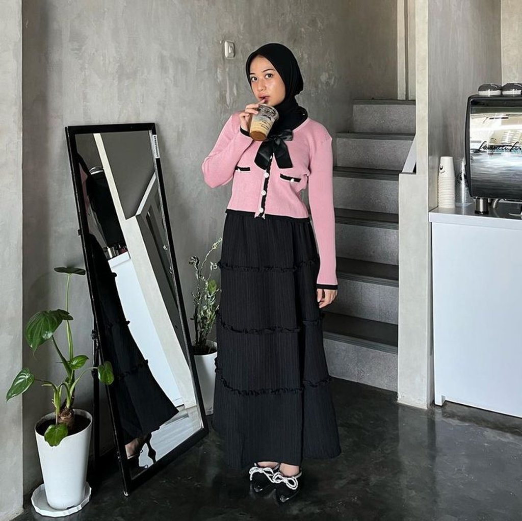 Baju pink salem-jilbab hitam