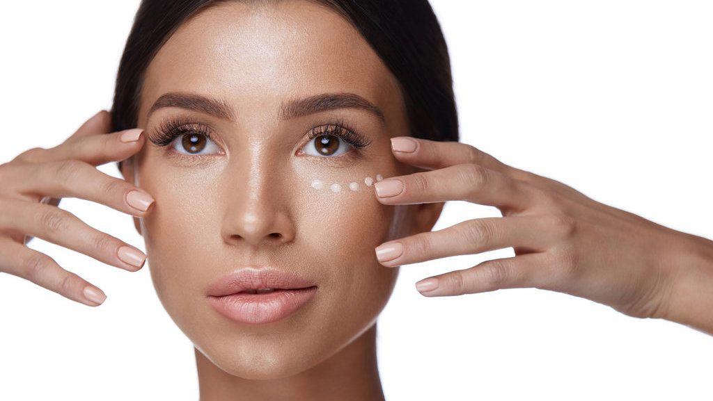 perempuan menggunakan skincare untuk menghilangkan milia. foto/istockphoto Skincare Milia