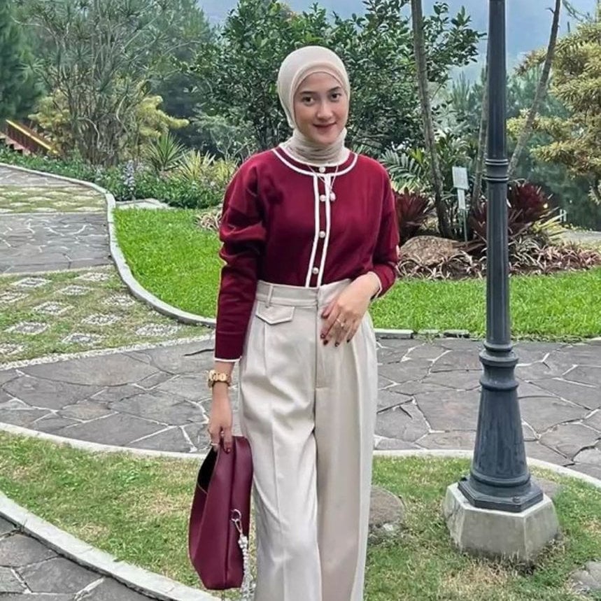 Jilbab ivory-baju merah maroon