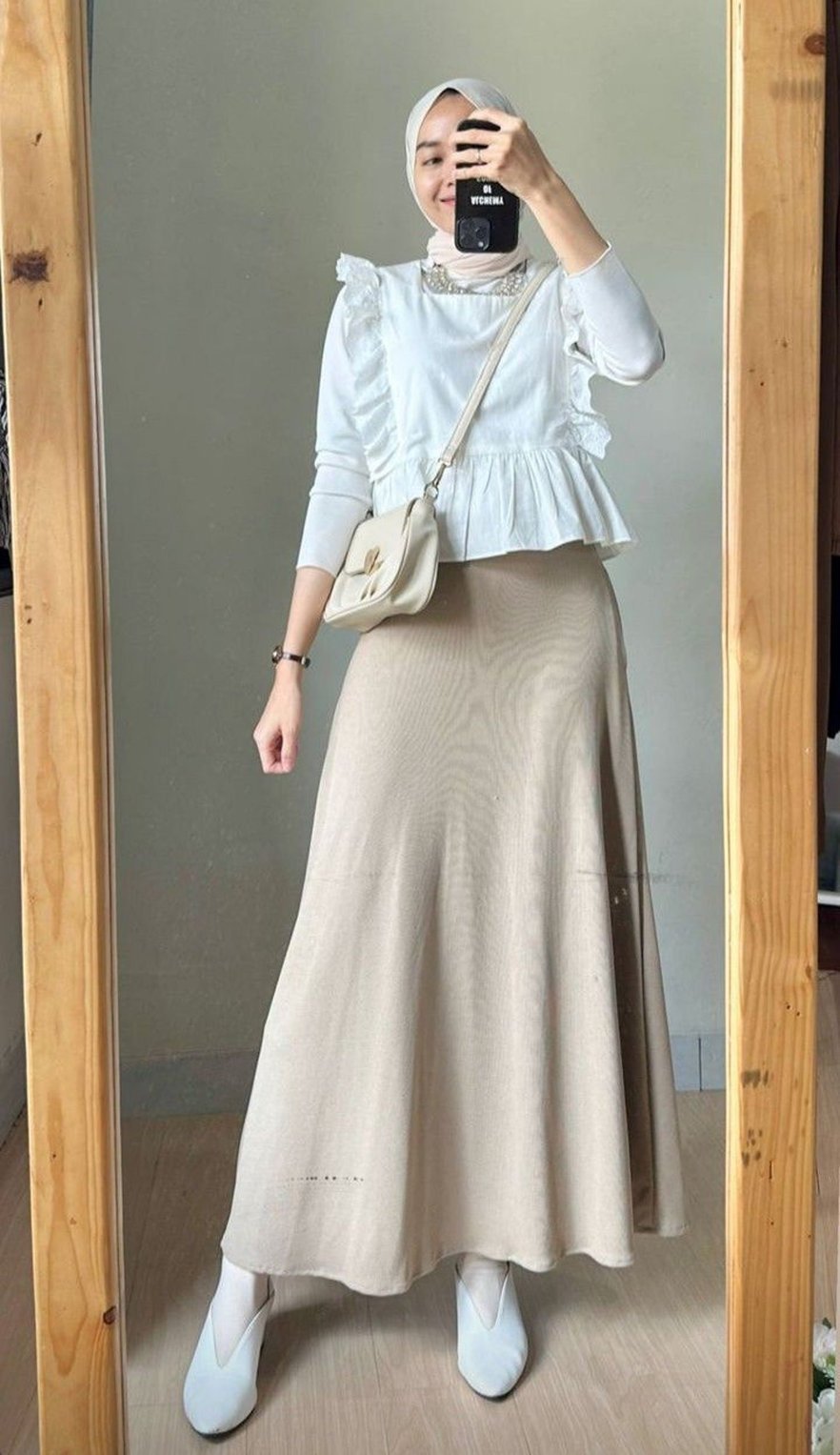 Jilbab warna ivory-baju putih