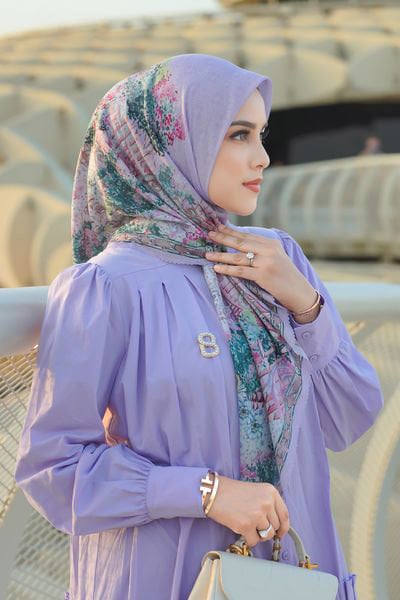 Baju lilac-jilbab corak bunga 