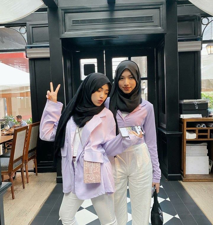 Baju lilac-jilbab hitam