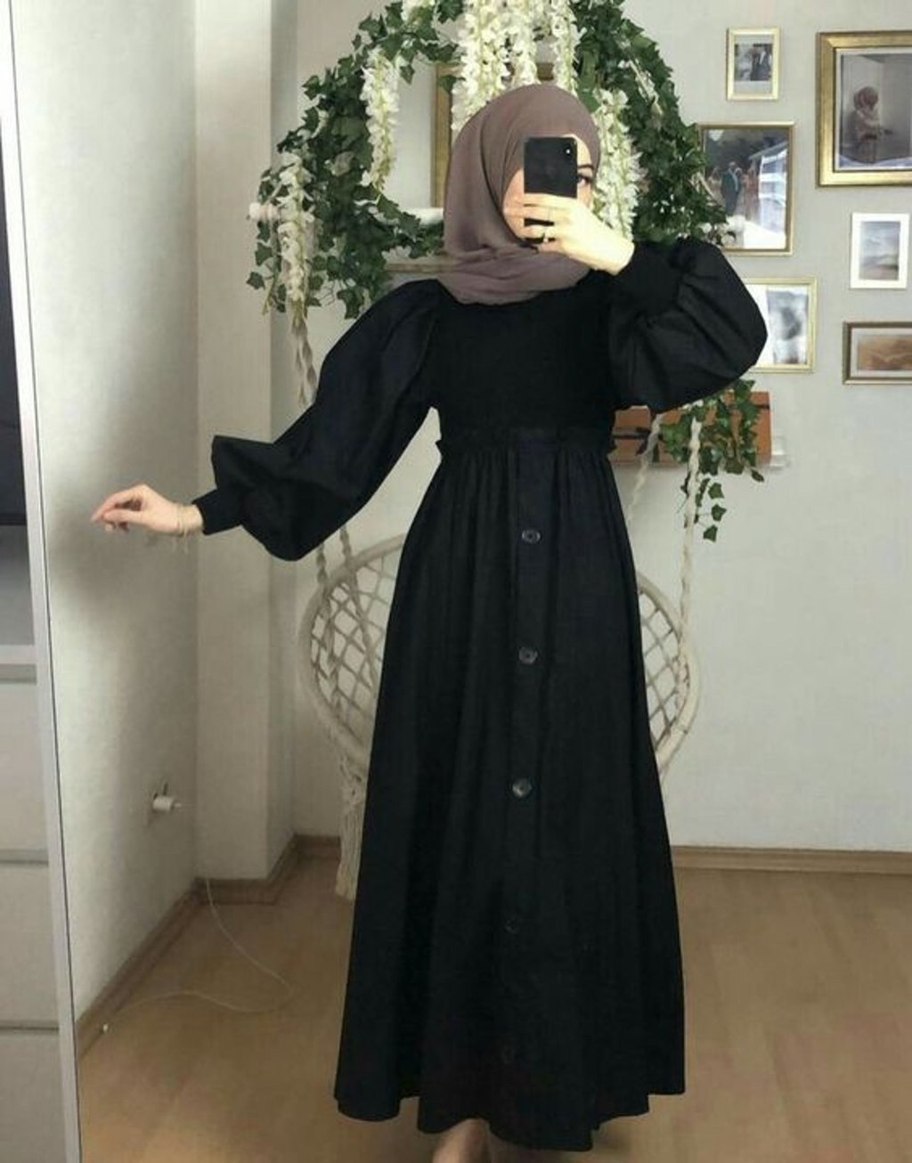 Gamis hitam-jilbab abu-abu