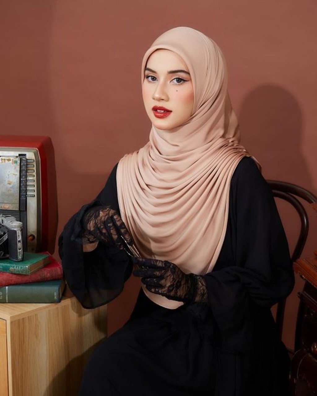 Gamis hitam-jilbab beige