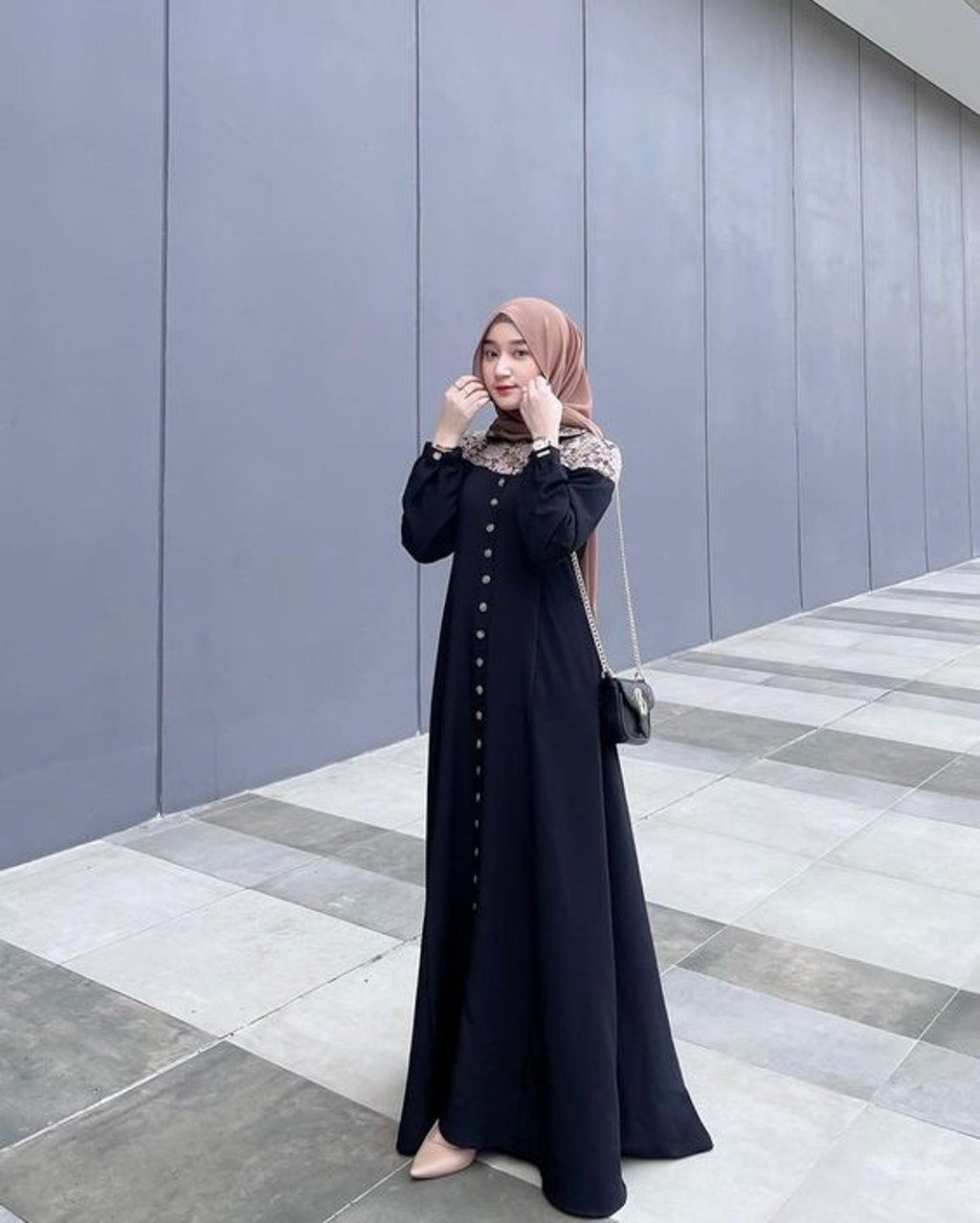 Gamis hitam-jilbab coklat