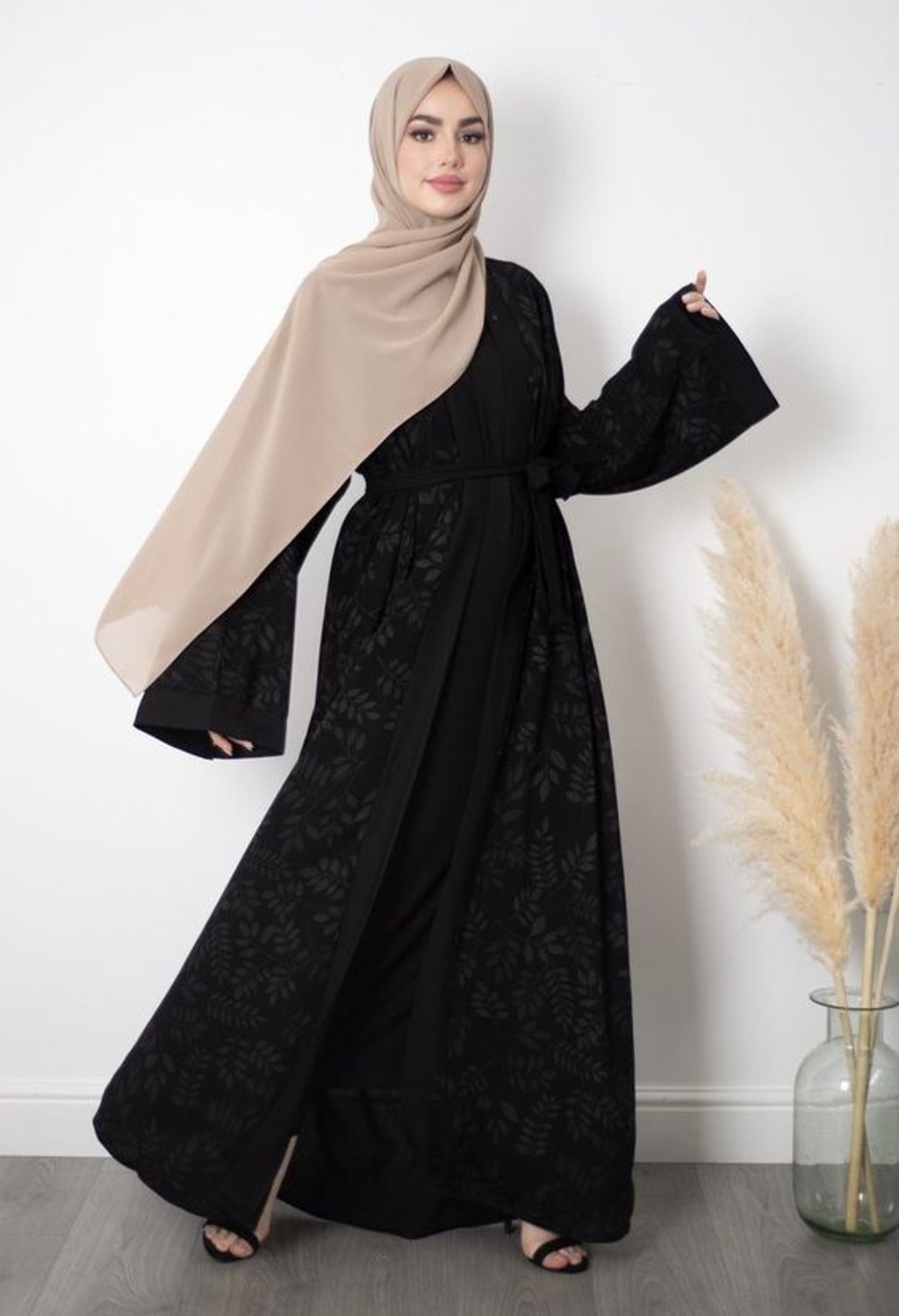 Gamis hitam-jilbab khaki 