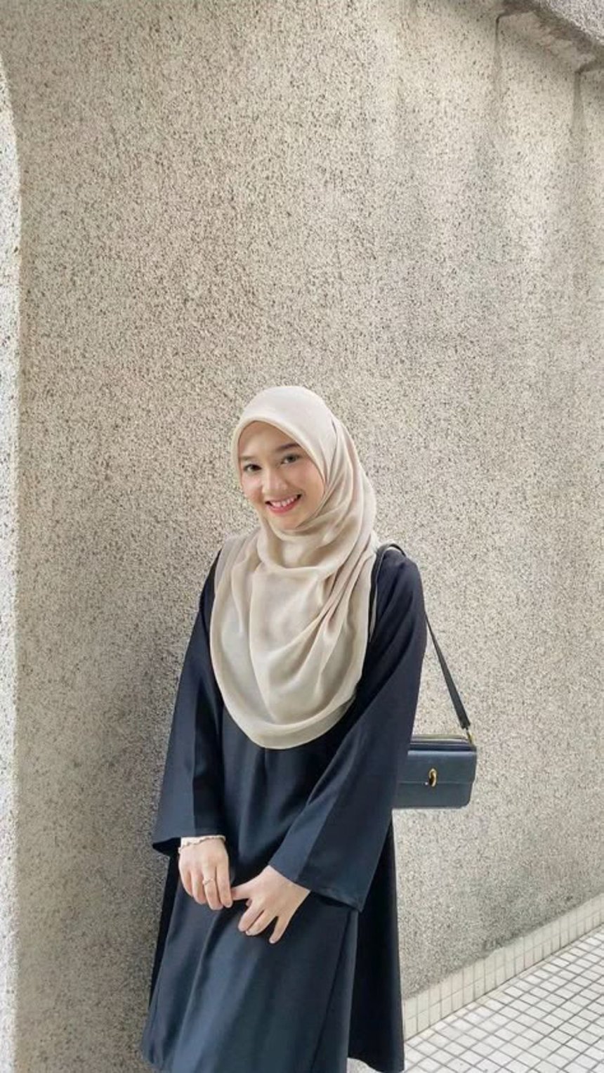 Gamis hitam-jilbab krem