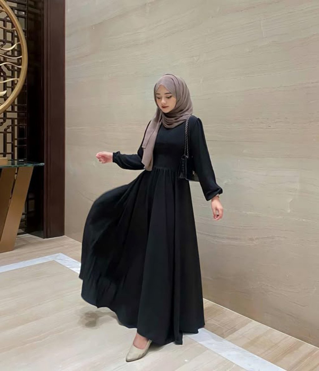 Gamis hitam-jilbab taupe