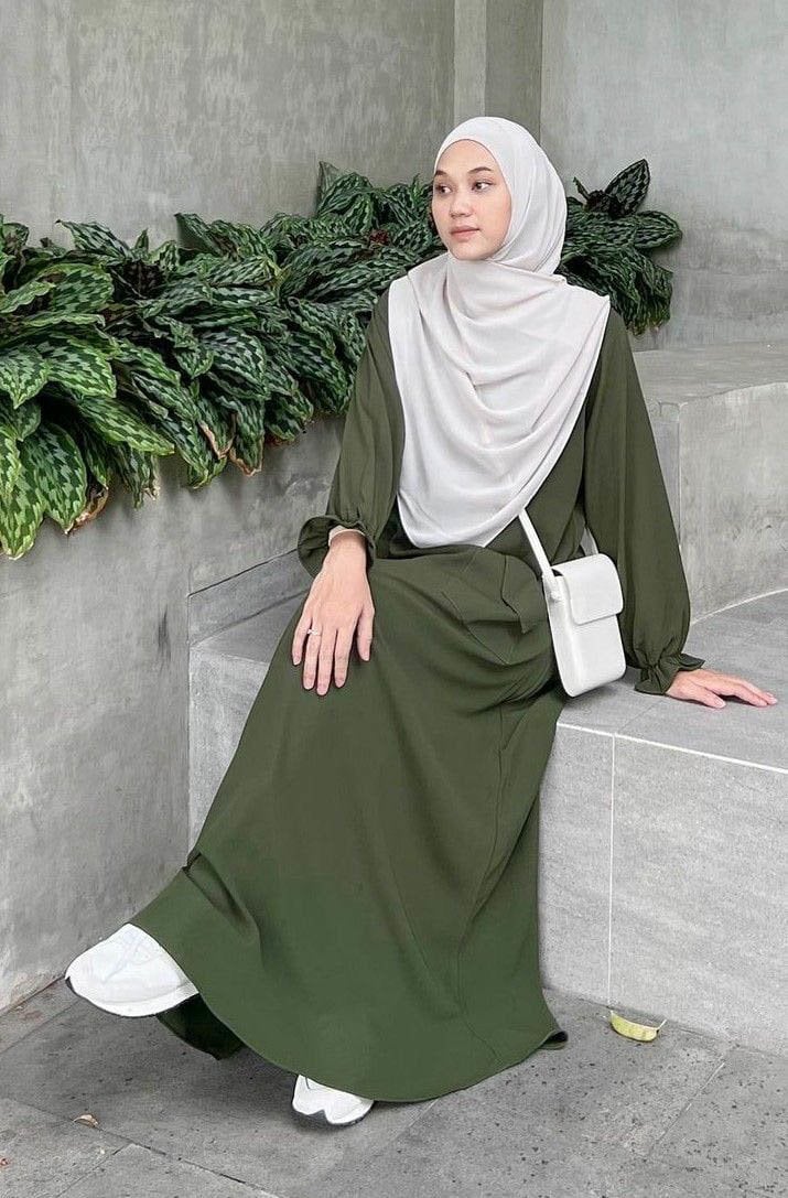  Baju hijau army- jilbab putih 