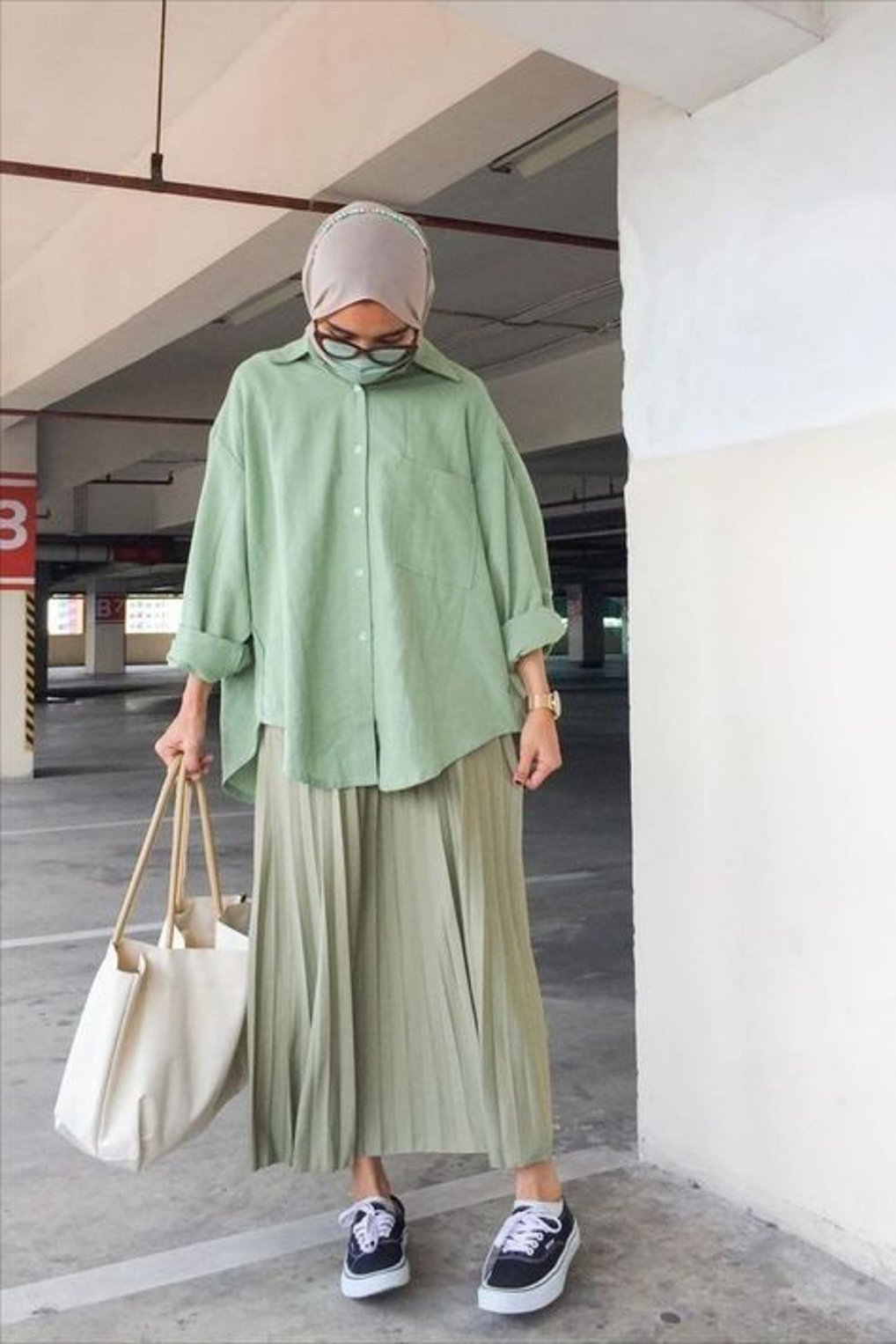 Baju Oversize dengan Rok Lebar