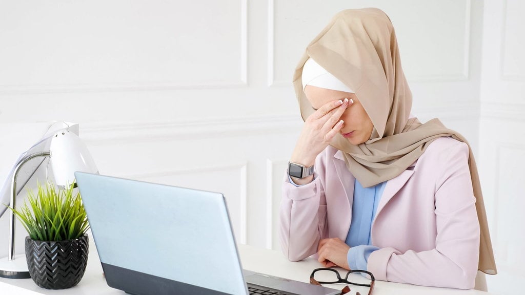 Perempuan Berhijab Pusing