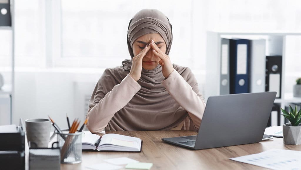 Perempuan Berhijab Pusing