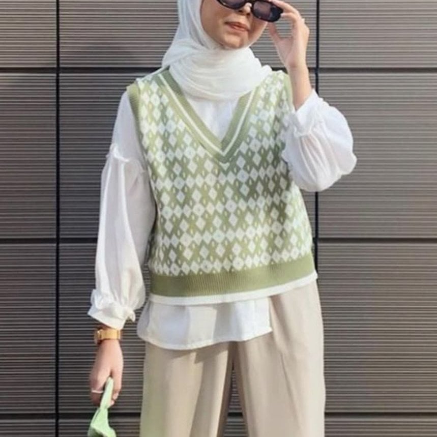 Sweater Vest dengan Kemeja dan Celana Wide Leg