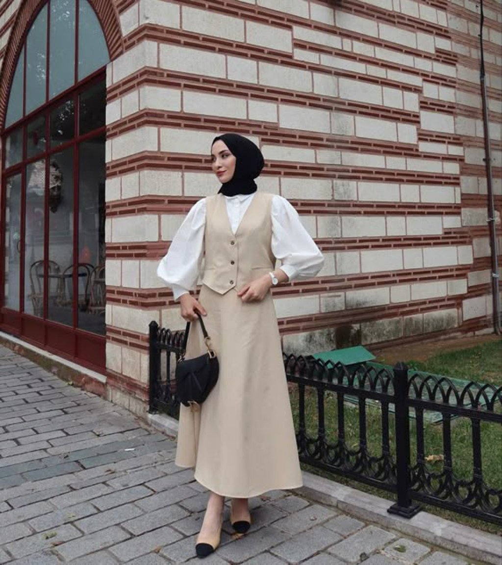 Vest Knit dengan Kemeja dan Rok