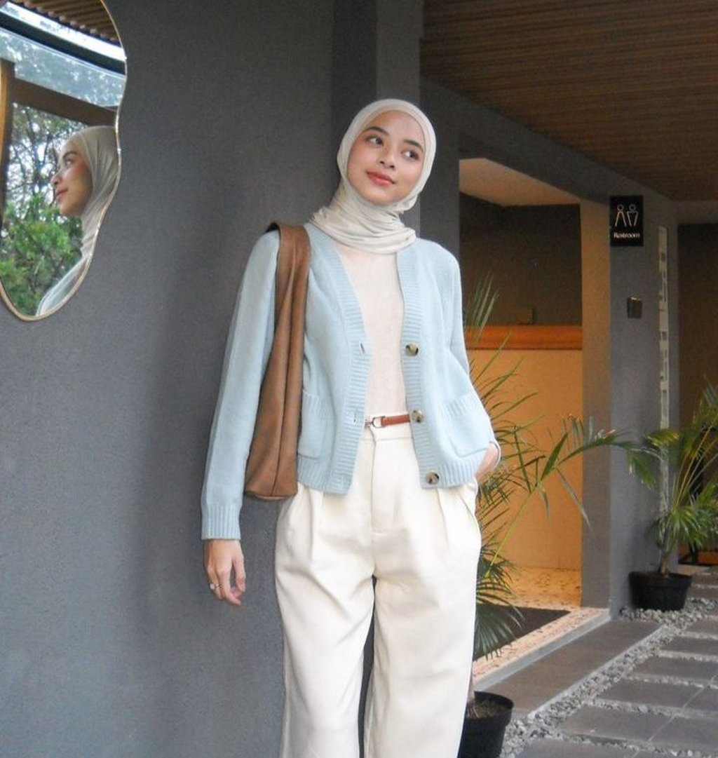 Celana Putih dan Outer Warna Pastel