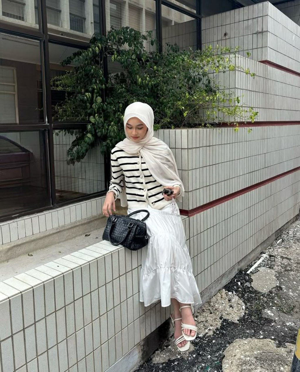 Kaos garis Hitam Putih dan Midi Skirt Putih