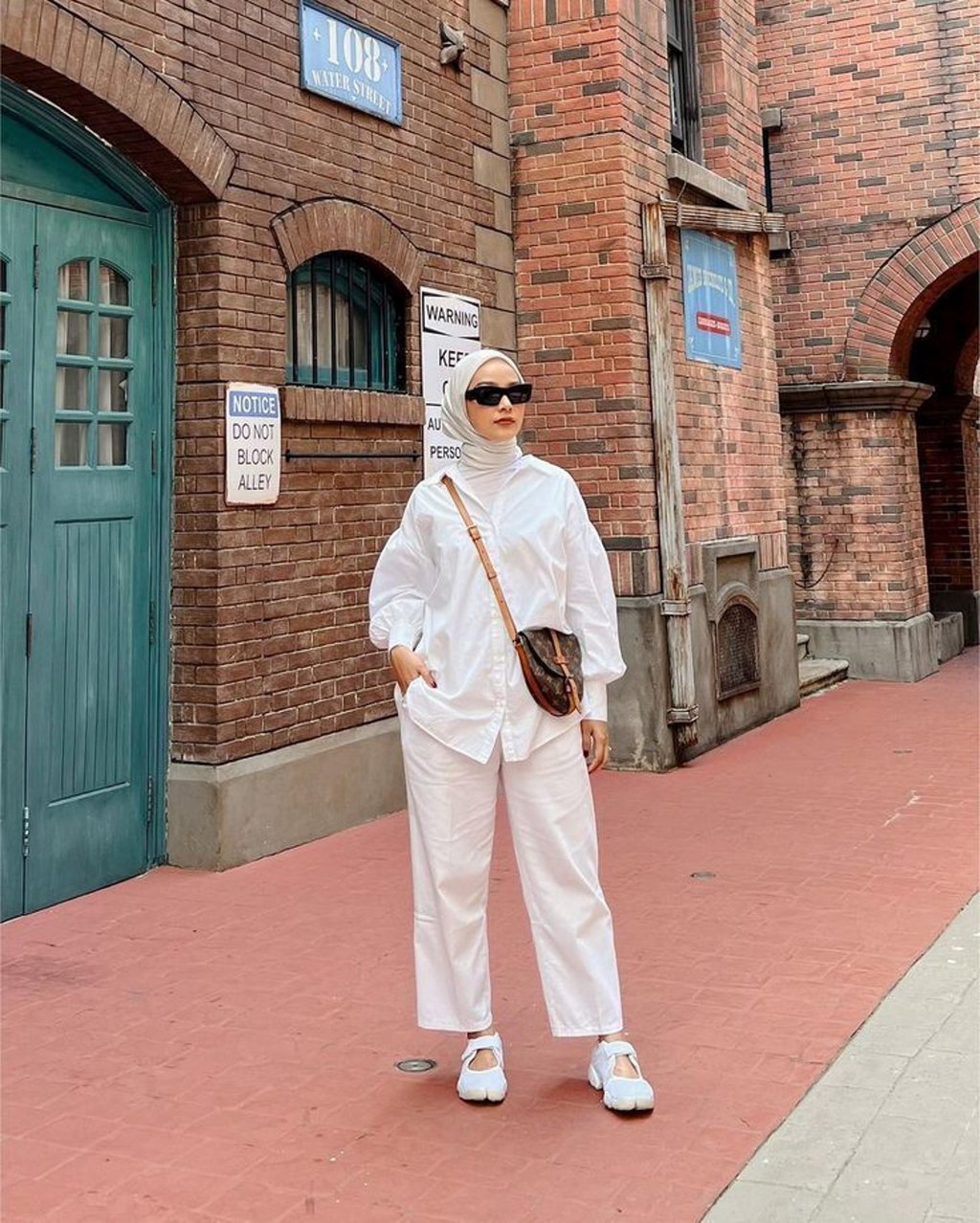 Kemeja putih oversized